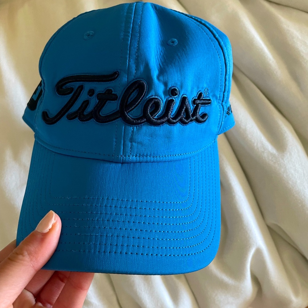 Titleist blue golf hat. Like new condition.